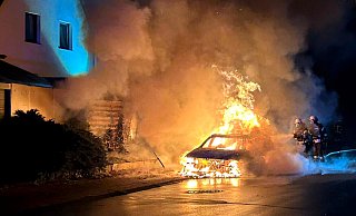 In Steinhagen brannte Freitagmorgen an der Waldbadstraße ein Fahrzeug. Die Feuerwehr war schnell vor Ort und konnte ein Ausbreiten der Flammen verhindern. - Feuerwehr Steinhagen