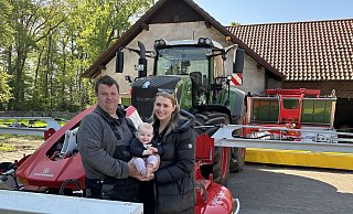 Mehr Tierschutz bei der Mahd: Martin Stratmann und Kristina Daum mit Tochter Lilli am modernen Mähwerk des Herstellers Pöttinger, in das sie als Agrarlohnunternehmer im Versmolder Ortsteil Loxten nun investiert haben. - Tasja Klusmeyer