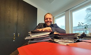 Werthers Bürgermeister Veith Lemmen lässt sich von Aktenbergen nicht schrecken. Er fühlt sich mit ihnen nach eigenem Bekunden sogar sehr wohl. - Marc Uthmann