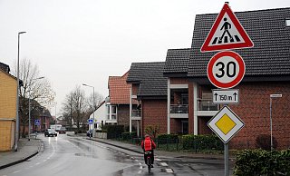 Auf einem 150 Meter langen Abschnitt der Ringallee in Höhe von zwei Fußgängerüberwegen müssen Fahrzeuge vom Gas. Ansonsten gilt die innerstädtische Regelgeschwindigkeit von 50. Bei genereller Temporeduzierung fielen die Radschutzstreifen weg. - Tasja Klusmeyer, HK