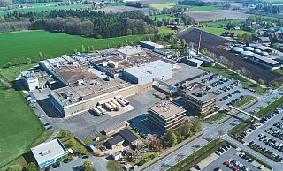 Am Fleischwarenwerk in Versmolds Nachbarschaft Füchtorf wurde erst 2023 die Erweiterung in Betrieb genommen. Nun ist Stockmeyer durch den Zukauf eines Unternehmens gewachsen. - Stockmeyer GmbH