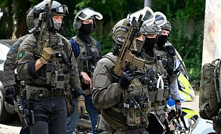 Ein Sondereinsatzkommando der Polizei (Symbolbild) nimmt am Samstagabend einen Steinhagener fest. Dieser leistet erheblichen Widerstand und wird angeschossen. - Roberto Pfeil/dpa