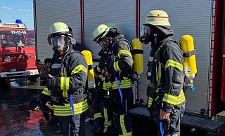 Zur Unterstützung der Löscharbeiten in Bad Laer waren mehrere Feuerwehren ausgerückt - unter anderem der Löschzug aus Versmold. - Feuerwehr Versmold