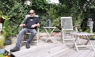 In dieser Sitzecke kann Uwe Voigt praktisch den ganzen Tag die Sonne genießen. - Björn Kenter