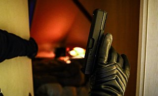 Einer der Täter bedrohte die Steinhagener mit einer Waffe. - Symbolbild: David Salmon
