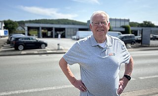 Wie es mit dem Gewerbe an der Bielefelder Straße (Hintergrund) nun weitergeht, wird Karl-Heinz Wöstmann von der zweiten Reihe aus verfolgen. - Tobias Barrelmeyer