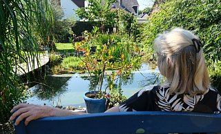 Lore Halstenberg liebt diesen Blick auf ihren Teich. Diese Bank ist ihr Favorit unter den vielen schönen Plätzen in ihrem Garten. - Nicole Bliesener
