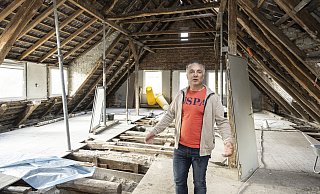 Gastronom und Investor Mehmet Ari, der unter anderem das Outside in Werther betreibt, hat Obergeschoss und Dachboden komplett entkernt. Hier sollen acht 20 Quadratmeter große Zimmer entstehen. - Jörg Dieckmann
