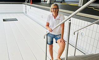 Während ihre Mitarbeiter während der Schließung des Lindenbads andernorts aushelfen, ist Badleiterin Birgit Johanning zumeist auf der Baustelle. Im Hintergrund: der höhenverstellbare Hubboden des Schwimmbeckens. - Tobias Barrelmeyer