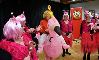 Schon bevor es losging, kochte die Stimmung am Steinhagener Rathaus. Im Ratssaal war bei den Narren des KCCF dann kein Halten mehr. - Jonas Damme