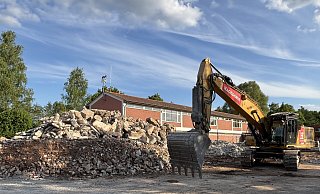 Das einstige Grundschulgebäde in Oesterweg ist inzwischen abgerissen. An der Stelle lässt die Stadt Versmold eine neue Förderschule für den Kreis Gütersloh errichten. - Tasja Klusmeyer