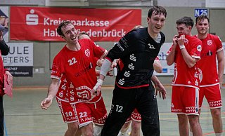 Der überragende Torwart Fabian Stroth wird von den Teamkollegen um Max Schäper (l.) beim Jubeln in die erste Reihe gedrängt. - Gunnar Feicht