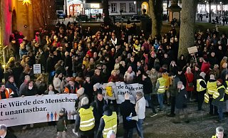 "Demonstrieren und Kerzen anzünden allein reicht nicht", sagt Versmolds Bürgermeister Michael Meyer-Hermann. In seiner Stadt trumpft die AfD trotz aller Bemühungen demokratischer Gegner stark auf. - Marc Uthmann