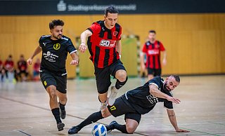 Elms Jeroen Bornemann (M.) und der SC Peckeloh setzten sich 2:0 gegen Außenseiter SG Hesseln durch. - Nico Seifert