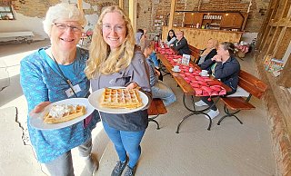 Renate Linhorst (l.) und Schwiegertochter Malin bieten neben selbstgemachten Waffeln natürlich auch verschiedenste Apfelkuchen in ihrem Café an. - Silke Derkum-Homburg, HK