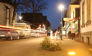 Die neue Woche beginnt in Versmold mit Baufahrzeugen. Die Ravensberger Straße wird dann abschnittsweise umgestaltet. - Andre Schneider