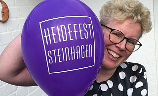 Heidrun Barrelmeier mit einem lila Luftballon vom Heidefest. - Frank Jasper