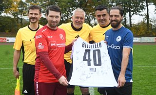Arminia-Kapitän David Ulm (r.) überreichte Steinhagens Ex-Torjäger Sebastian Herrmann vor der Partie ein signiertes Trikot. - Christian Helmig