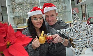 Maida und Ilias Ntinos probieren schon einmal die leckeren Cocktails, die sie am ersten Adventswochenende anbieten werden. Zum ersten Mal nimmt das Ehepaar mit einem eigenen Stand am Weihnachtsmarkt teil. - Birgit Nolte