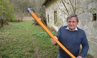 An einem baufälligen Kotten endet ein loses Rohr mit dem Glasfaserkabel. Hartmut Kindermann ist verärgert über die Praxis des Breitbandausbaus. - Ekkehard Hufendiek