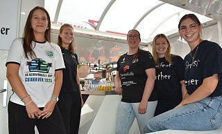 Nina Kemper (v. l.), Liv Behrmann, Melanie Hagemann, Anne Wöhler und Marit Banze von der HSG Werther/Borgholzhausen gehören zu den zahlreichen Ehrenamtlichen, die sich beim Bierfest engagieren. - Birgit Nolte