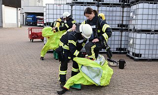 In die speziellen Schutzanzüge kommen die Einsatzkräfte nur mit der Hilfe von Kameraden. - Birgit Nolte