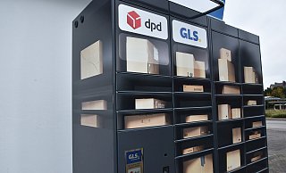 In Werther gibt es jetzt eine neue Paketstation. Auf den ersten Blick wirkt es, als wären die Pakete von außen zu sehen, was sich aber aus der Nähe als geschicktes Design entpuppt. - Birgit Nolte