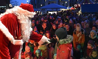 Auch der Nikolaus schaute beim Steinhagener Weihnachtsmarkt vorbei. - Birgit Nolte