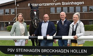 Marion Rippert, Geschäftsführerin des Kreisreiterverbandes, PSV-Vorsitzender Michael Retzlaff, Turnierleiter Hans-Georg Johannsmann sowie Beate Niemann von der Hörmann-Marketing-Abteilung (v. l.) freuen sich gemeinsam mit Pferd Casi auf zahlreiche Gäste bei den kommenden Steinhagener Reitertagen. - Birgit Nolte