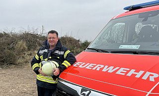 Für Hörstes Löschzugführer Peter Goldbecker sind Osterfeuer eine Herzensangelegenheit. Daher kann er den Ärger der Steinhagener Feuerwehr nachvollziehen, die sich über Sperrmüll im Amshausener Osterfeuer beschwert hatte. - Tobias Barrelmeyer