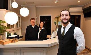 Mit nur 23 Jahren übernimmt Alen Dedic das laufende Geschäft im Steinhagener Hotel-Restaurant Steinhägerquelle. Seine Eltern Nada und Fikret stehen ihm zur Seite. - Jonas Damme