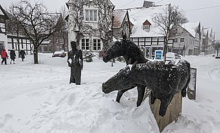 Wohin mit dem ganzen Schnee? Das Haller-Willem-Denkmal in der Haller Innenstadt gibt Orientierung. - Ulrich Faelker