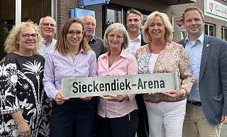 Kaufmannschaft, Sponsoren und Stadt ziehen beim Stadtfestival Versmold an einem Strang - v. l.: IGEV-Vorsitzende Rosi Dieckmann-Rose, Roland Bredow (IGEV), Elena Root (Volksbank Versmold), Peter Sochart (IGEV), Bettina Sieckendiek (Bus- und Reiseunternehmen), Uwe Wittkamp (Sparkasse Gütersloh-Rietberg-Versmold), Heike Kraak (Küchenstudio) und Bürgermeister Michael Meyer-Hermann. - Tasja Klusmeyer