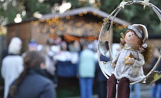 An drei Hütten werden an vier Donnerstagen im November und Dezember unter anderem Holzarbeiten, Socken, selbst gebackene Plätzchen, Nüsse, Liköre und mehr verkauft. - Sonja Faulhaber