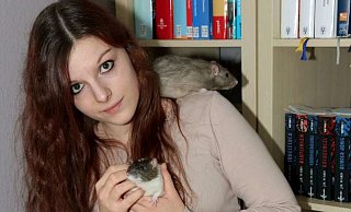 Engagierte Helferin: Vivian Baumert, die gerade ihren Master in Chemie macht, kuschelt mit den Farbratten Copper und Tin (Kupfer und Zinn), ihren zwei Schützlingen. - Edwin Rekate