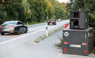 Vom Samstag, 12. September, bis Freitag, 18. September, stand Blitzer Bernhard an der Osnabrücker Straße, wo wegen der Baustellenausfahrt zum Quelle-See maximal 50 km/h erlaubt sind. Rund 2.500 Tempoverstöße stellte er dort fest. Foto: Jens Reichenbach - Jens Reichenbach