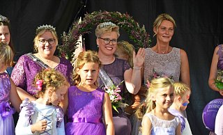 Heidrun Barrelmeier ist die neue Heidekönigin von Steinhagen. Am Sonntag durfte sich die 50-Jährige auf der Bühne am Marktplatz vom versammelten Volk feiern lassen. Ihr zur Seite steht in den kommenden Monaten ihre Amtsvorgängerin Tina I. (links). - Jonas Damme