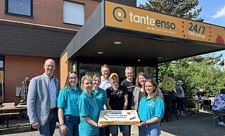 Bürgermeister Thomas Tappe (l.) , Alina Böhm, Nicole Wiese, Juliane Klemp, Viktor Fröscher (alle Tante Enso), Friederike Hegemann, Silke Fronemann, Kerstin Panhorst (alle IGKB) und Jasmin Mertin (Tante Enso) feierten einjähriges Bestehen der Künsebecker Tante-Enso-Filiale. - Tobias Barrelmeyer