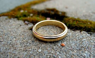 Eheringe gehen ebenfalls häufig verloren. Aufgrund der Inschrift wird hier jedoch häufig der Eigentümer identifizieren. - Pixabay