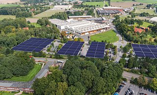 Vollflächige Überdachung: Um möglichst viel Sonnenenergie zu nutzen, ist eine Überdachung der Fahrtwege und Parkplätze geplant. - Fotomontage: Storck