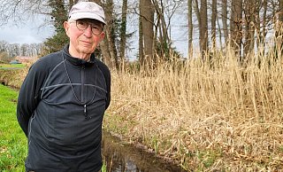 Jagdpächter Hans-Ulrich Hartke steht an dem Graben in Bockhorst, in dem der wildernde Hund das Reh am vergangenen Montag tötete. Er scheuchte das Tier auf und nahm dann vergeblich die Verfolgung auf. - Marc Uthmann