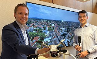 Moritz Ludewig (r.) hat sich mit dem Unternehmen "entdecke360" selbstständig gemacht. Sein erster Kunde ist die Stadt. Bürgermeister Michael Meyer-Hermann freut sich, dass es nun erstmals einen virtuellen Rundgang durch Versmold gibt. - Tasja Klusmeyer