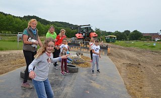 Bis zu 100 Kinder und wagemutige Erwachsene lassen sich in Hochbetriebszeiten vom fliegenden Teppich ziehen. Ganz an den Boden ist das Spielgerät jetzt auch nicht mehr, aber die Passagierzahl ist deutlich begrenzt. - Andreas Großpietsch