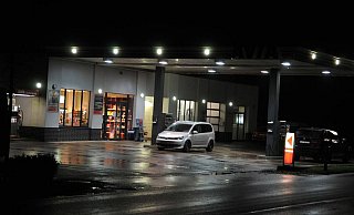 Die AVIA-Tankstelle an der Brockhagener Straße wurde im März Ziel eines Überfalls. Nun sucht die Polizei mit Fotos nach dem Tatverdächtigen. - Frank Jasper