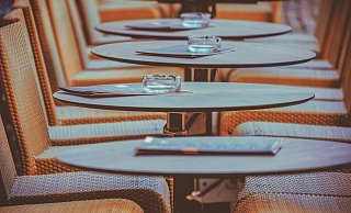 Die Haller Gastronomen befürchten, dass dank der neuen 2G-PLus-Regel viele Tische künftig leer bleiben. - CC0 Pixabay