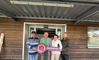 Wolfgang Schwegmann (v. l.), der den Umbau koordiniert hat, Vermieter Hans-Ewald Reinert, seine persönliche Assistentin Marion Schneider, und Florian Eritt, Expansionsmanager von Tante Enso, bei der Schlüsselübergabe in Loxten. Schon bald öffnet Versmolds erster 24/7-Supermarkt die Türen. - Tante Enso