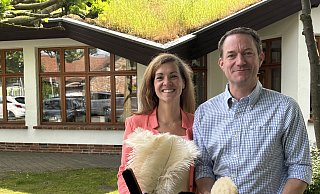 Jana und Felix Redecker leiten die Geschäfte des Bürstenhauses Redecker. Vom Versmolder Ortsteil Bockhorst aus gehen die Produkte zu Kunden in der ganzen Welt. Das Familienunternehmen feiert nun 90-Jähriges. - Tasja Klusmeyer
