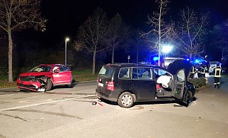Die Fahrerin des VW wurde bei dem Aufprall schwer verletzt. - Feuerwehr Steinhagen