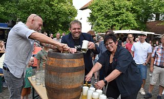 Fünf Schläge braucht Bürgermeister Veith Lemmen, dann fließen 30 Liter Freibier. Fotos: Birgit Nolte - Birgit Nolte