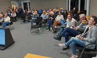 Gut besucht war am Sonntagabend, 14. September 2025, das Borgholzhausener Rathaus. Die Gäste verfolgten im Ratssaal das Einlaufen der Kommunalwahlergebnisse. - Claus Meyer